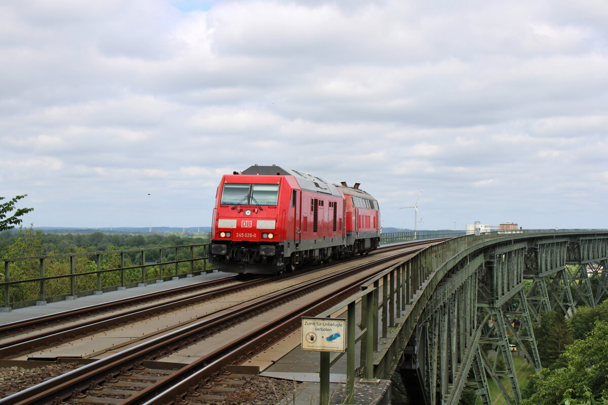 DB 245 026-0 überführt am 02.06.2022 eine Lok der Baureihe 218. Die beiden Loks verlassen hier gerade die Hochbrücke Hochdonn zur Fahrt in Richtung Norden.