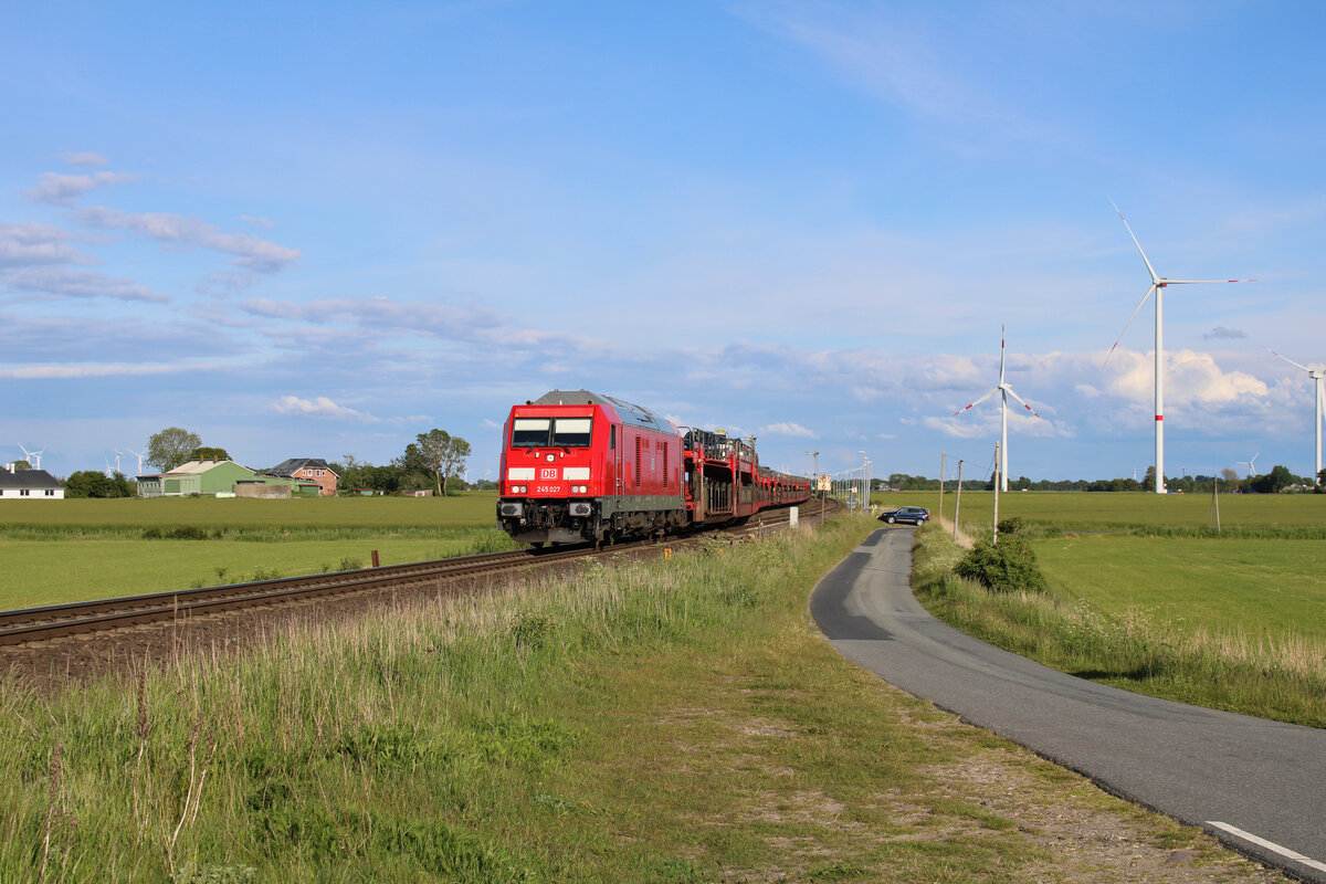 DB 245 027 dieselt mit ihrem SyltShuttle-Autozug nach einer Zugkreuzung aus dem Bahnhof Lehnshallig mit Fahrtziel Westerland(Sylt) Autoverladung. (31.05.2022)