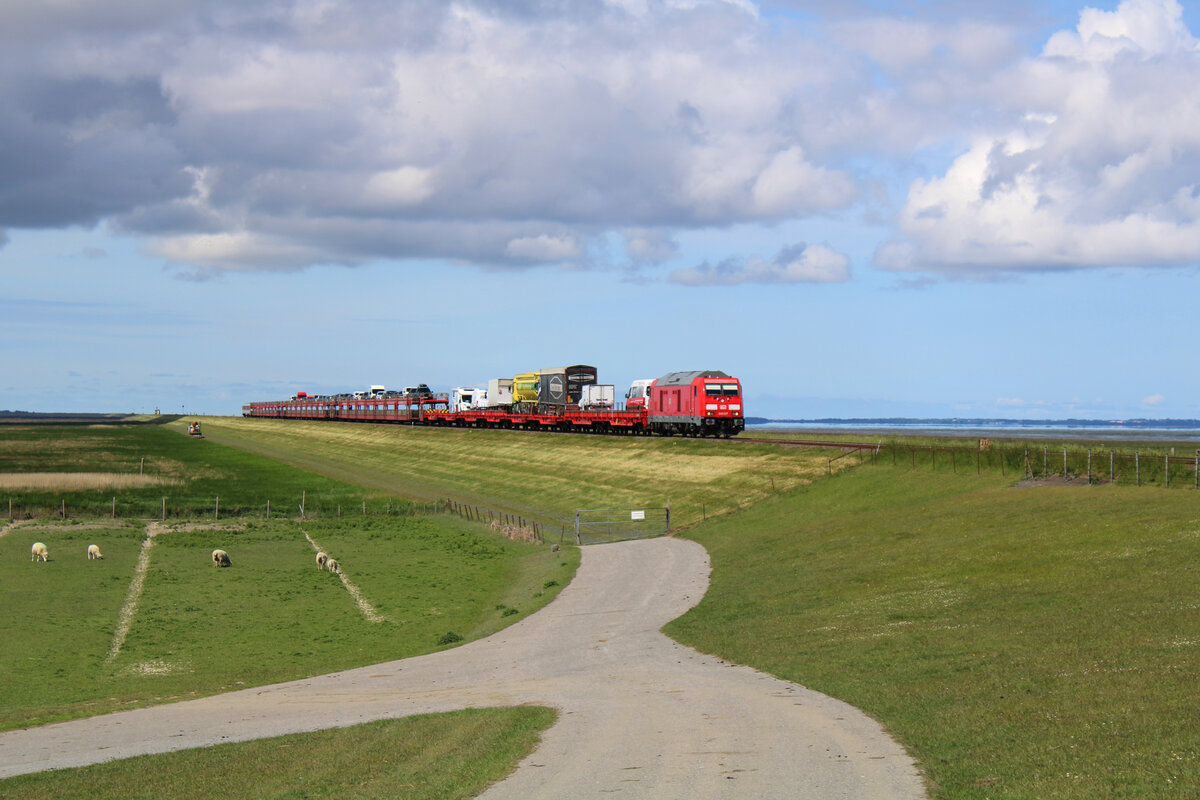 DB 245 027 fährt mit einem gut ausgelasteten SyltShuttle-Autozug über die Hindenburgdamm und erreich hier gerade das Festland zur Fahrt nach Niebüll. (31.05.2022)