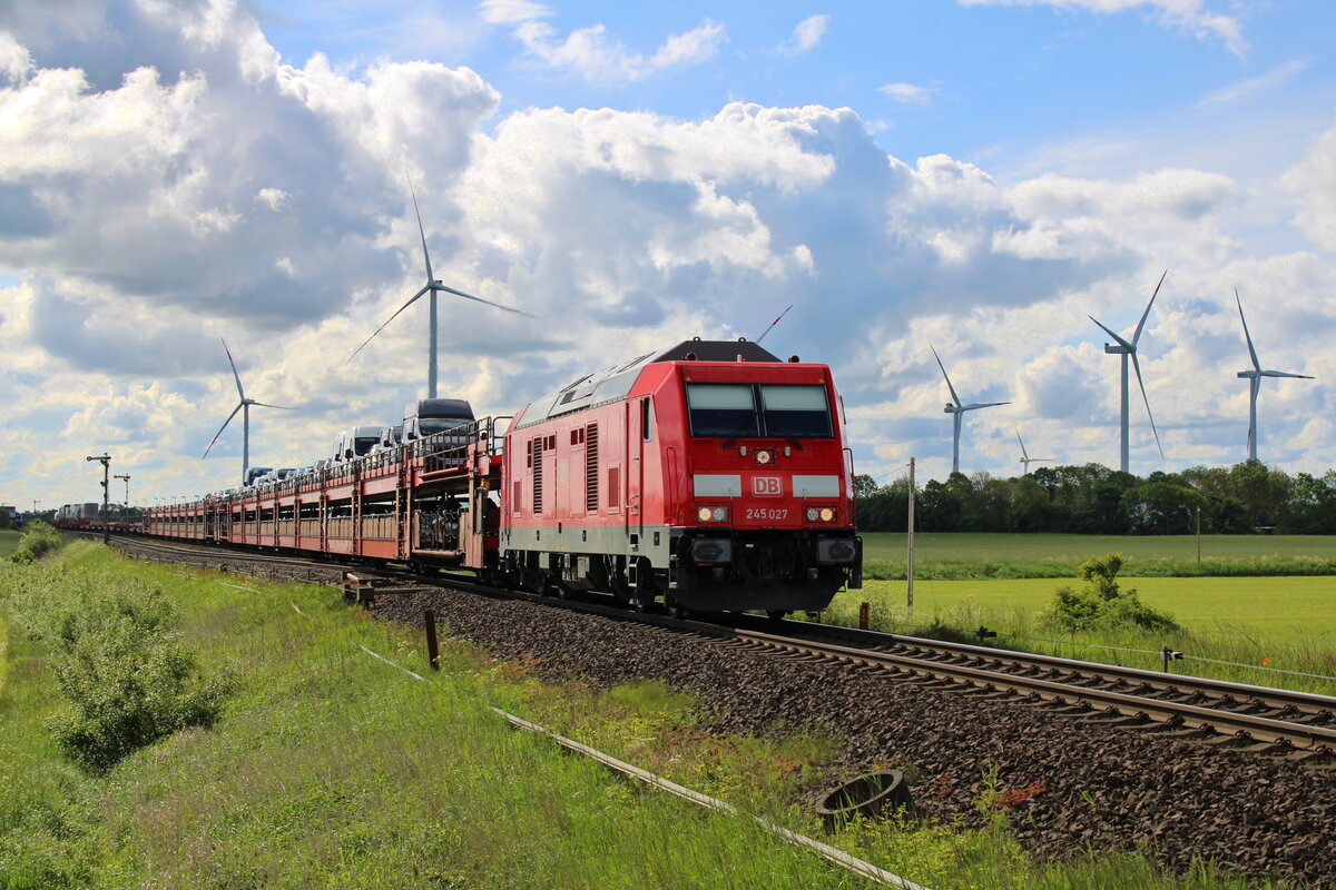 DB 245 027 fährt in der Morgensonne durch den Bahnhof Lehnshallig, um ihren SyltShuttle auf die Insel zu Befördern. (31.05.2022)