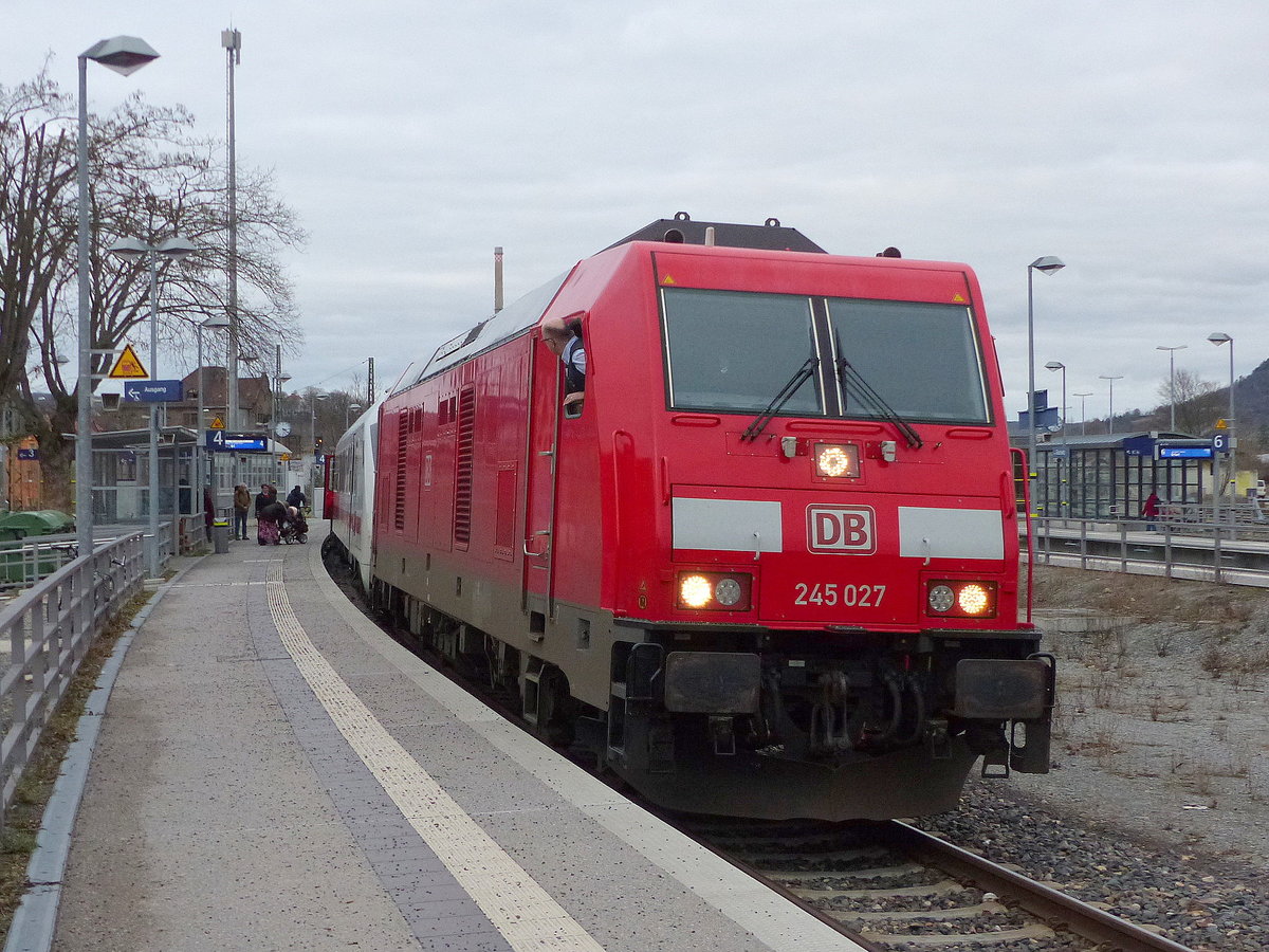 DB 245 027 mit dem IC 2155 von Duisburg Hbf nach Gera Hbf, am 26.12.2019 beim Halt in Jena-Göschwitz.