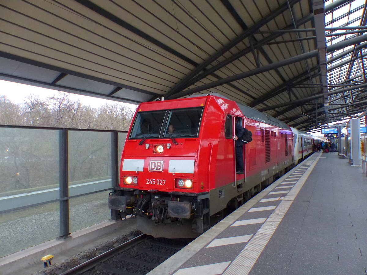 DB 245 027 mit dem IC 2155 von Duisburg Hbf nach Gera Hbf, am 26.12.2019 in Erfurt Hbf.