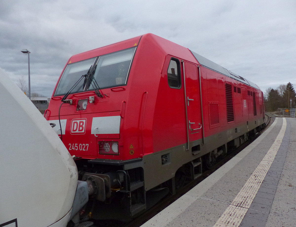 DB 245 027 mit einem kleinen Weihnachtsbaum im Führerstand und dem IC 2155 (Duisburg Hbf - Gera Hbf), am 26.12.2019 in Jena-Göschwitz.