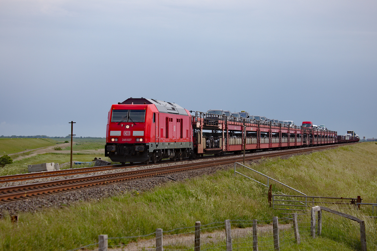 DB 245 027 wird mit ihrem Autozug gleich den Hindenburgdamm nach Sylt erreichen. (06.06.2019)