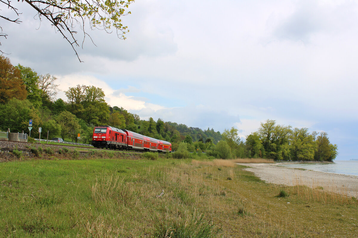 DB 245 036 zieht ihren IRE3 nach Basel Bad Bf am 30.04.2022 über die Bodenseegürtelbahn bei Sipplingen.