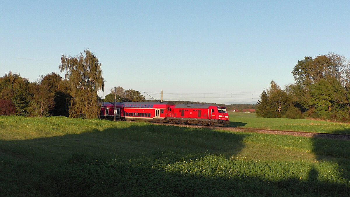 DB 245 037 zieht ihren RE5 nach Kressbronn am Abend des 14.10.2021 aus dem Bahnhof Bad Schussenried.