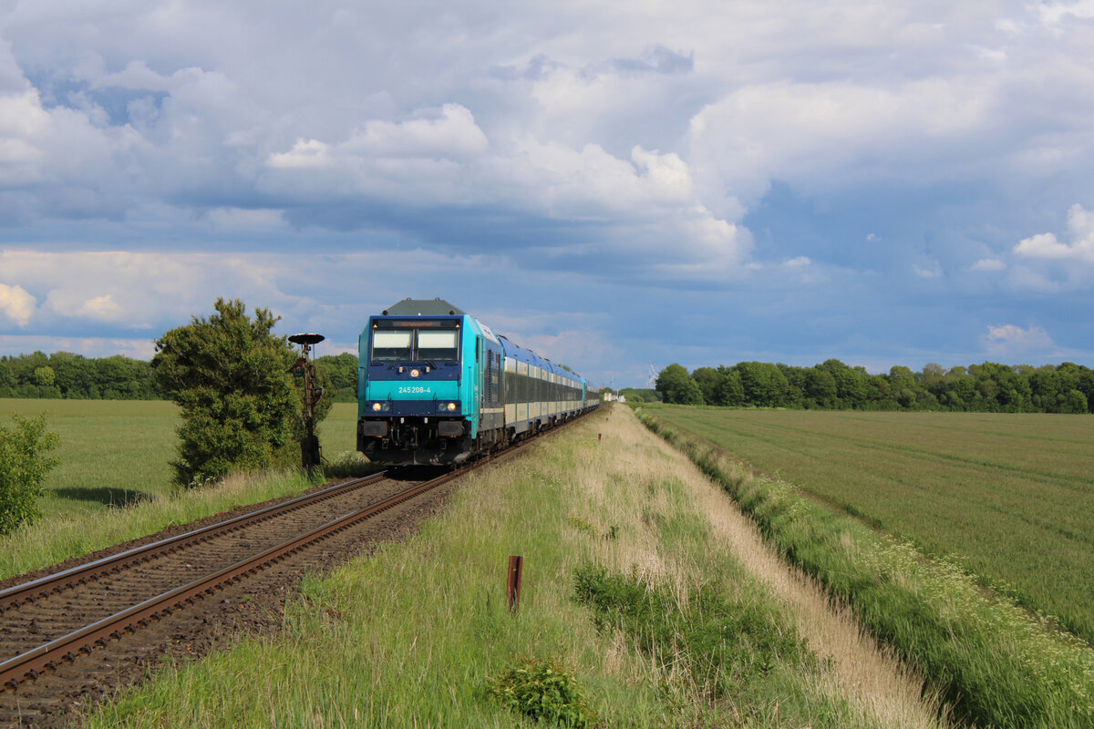DB 245 208-4 passiert mit einem langen RE6 das Einfahrvorsignal von Lehnshallig in Richtung Norden. (31.05.2022)
