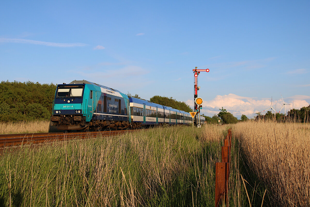 DB 245 211-8 verlässt mit einem RE6 den Bahnhof Klanxbüll zur Fahrt nach Westerland(Sylt). (31.05.2022)