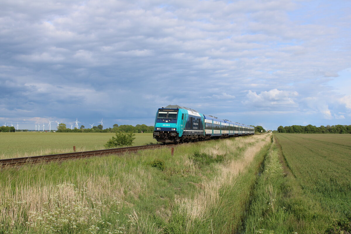DB 245 212-6 schaukelt mit einem RE6 am Einfahrvorsignal des Bahnhofs Lehnshallig in Richtung Norden vorbei. (31.05.2022)