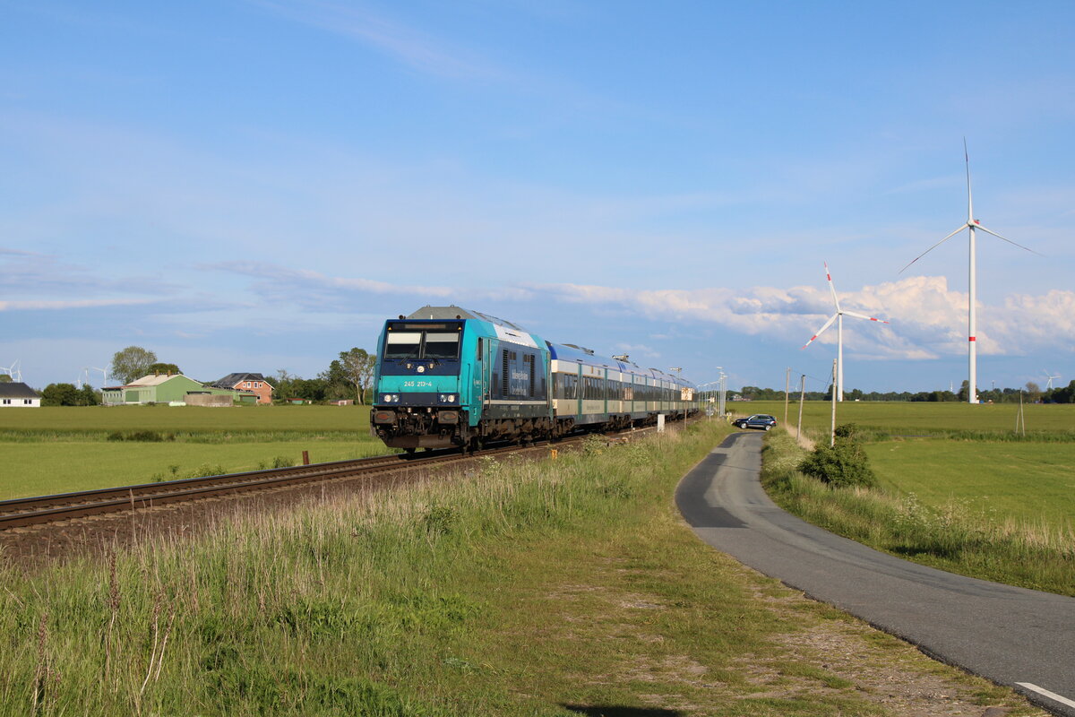 DB 245 213-4 durchfährt den Betriebsbahnhof Lehnshallig mit einem RE6 zur Fahrt nach Westerland(Sylt). (31.05.2022)