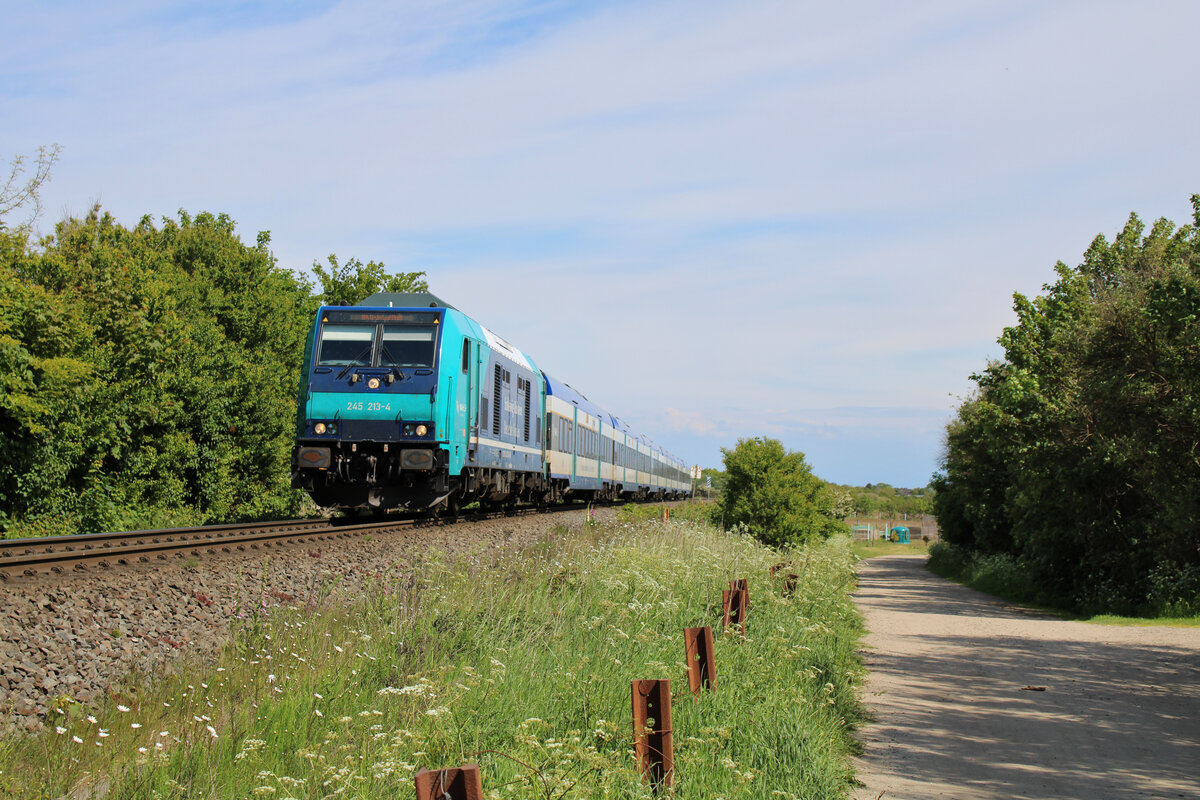 DB 245 213-4 fährt mit ihrem RE6 durch Tinnum auf Sylt und erreicht in Kürze den Zielbahnhof Westerland(Sylt). (01.06.2022)