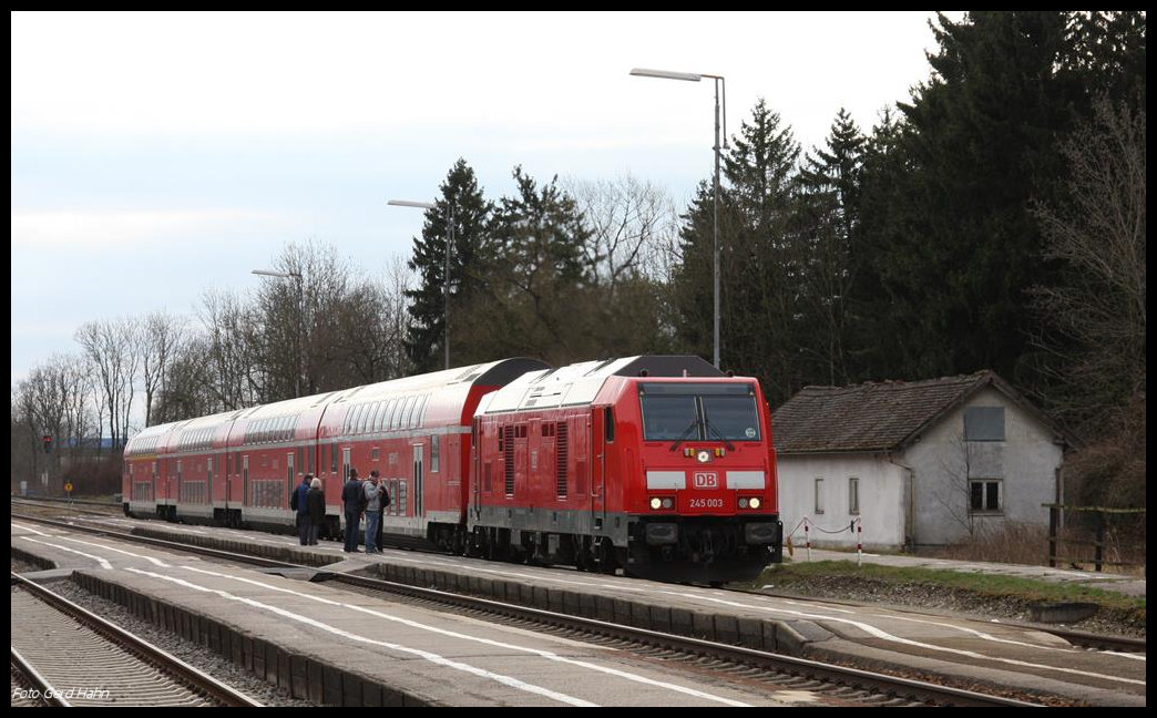 DB 245003 hält mit dem Dosto nach Memmingen am 21.3.2017 um 9.20 Uhr im Bahnhof Türkheim.