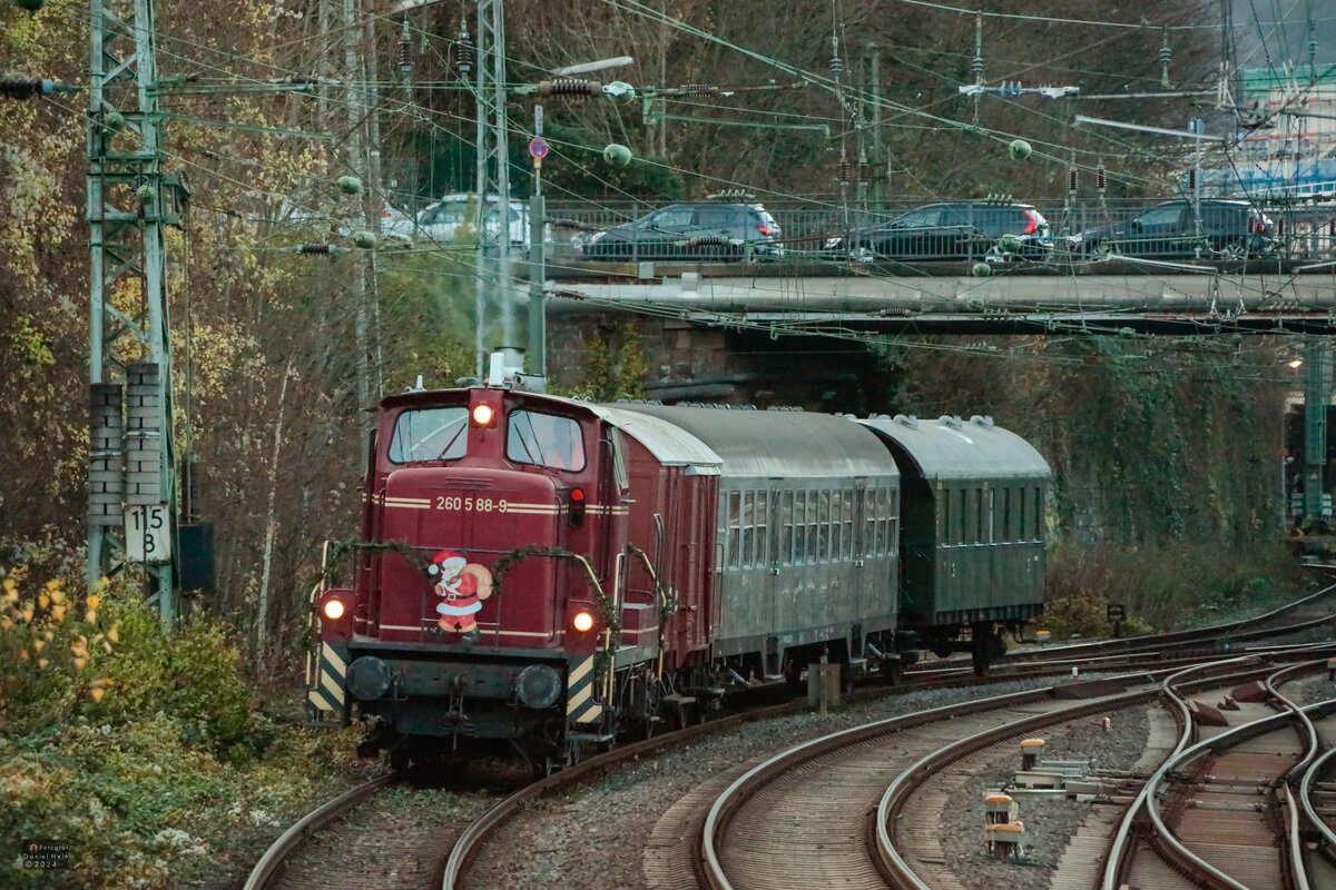 DB 260 588-9 mit Nikolaussonderzug in Wuppertal, Dezember 2024.