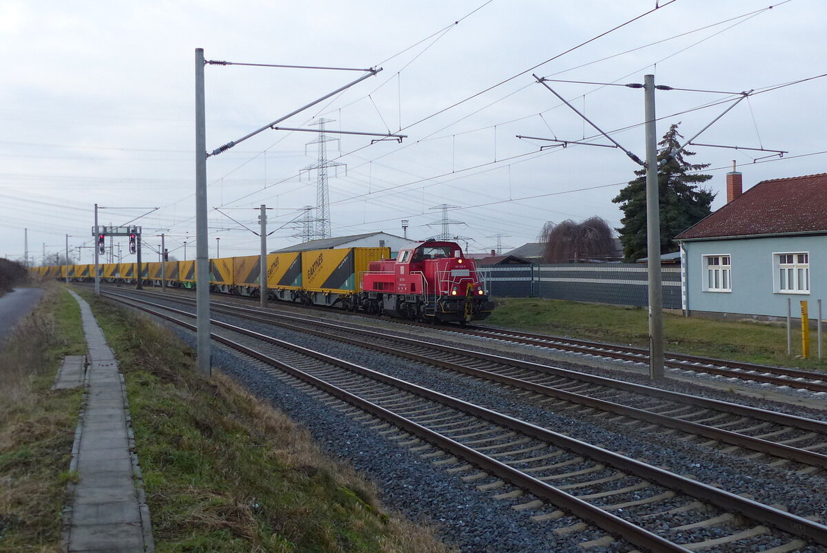 DB 261 016 mit einer Übergabe von Erfurt Gbf zum DUSS-Terminal Erfurt, am 10.01.2022 in Vieselbach.