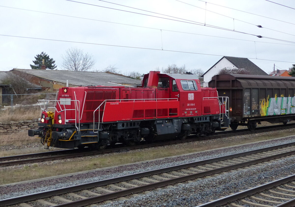 DB 261 016 mit einer Übergabe von Erfurt Gbf ins DUSS-Terminal Erfurt, am 10.01.2022 in Vieselbach.
