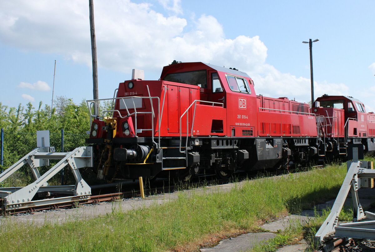 DB 261 019-4 am 14.05.2023 in Erfurt Gbf. Von freizugnglichen Wegen aus fotografiert.