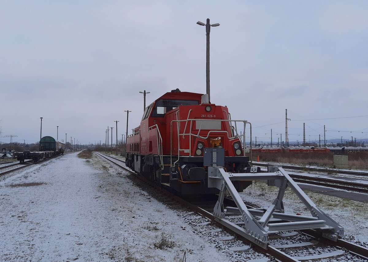 DB 261 026-9 am 11.12.2022 in Erfurt Gbf. Von einem öffentlichen Weg aus fotografiert.