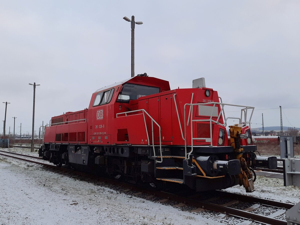 DB 261 026-9 pausierte am 11.12.2022 in Erfurt Gbf. Von einem öffentlichen Weg aus fotografiert.