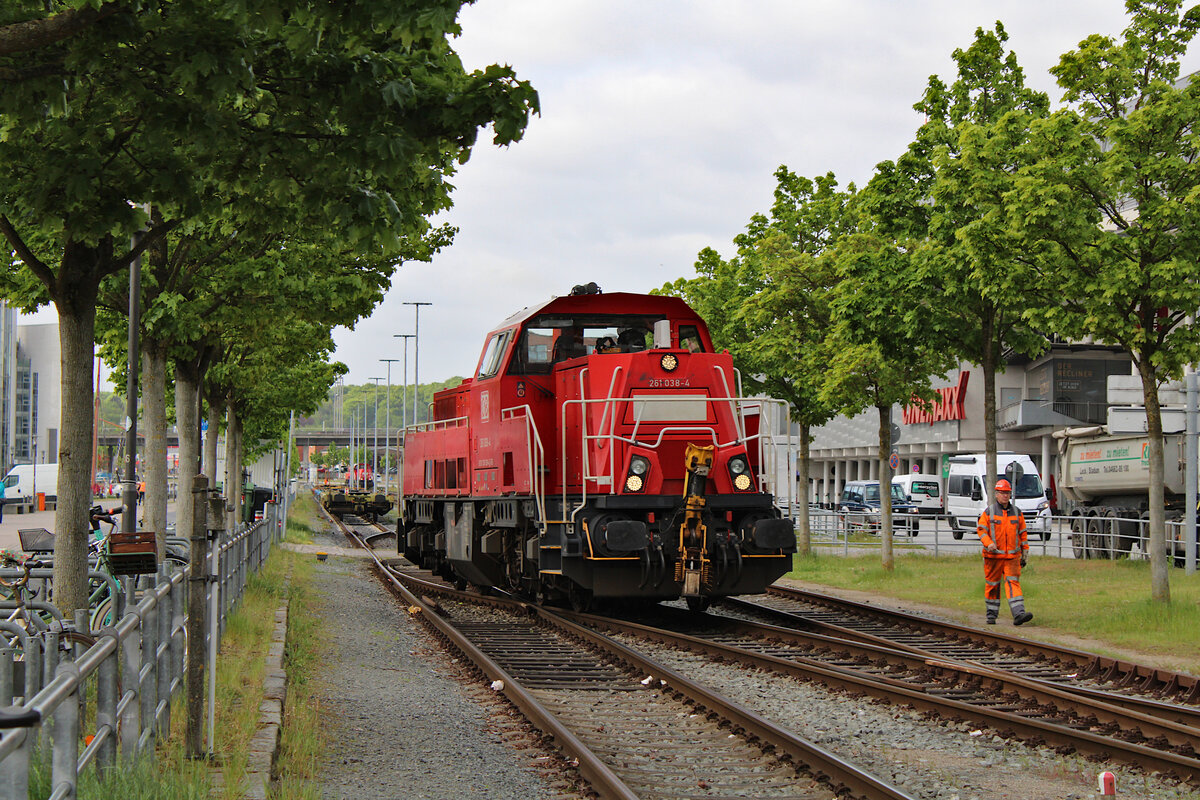 DB 261 038-4 rangiert vor dem Kieler Hauptbahnhof, um gleich einige Wagen zuzustellen. (16.05.2023)