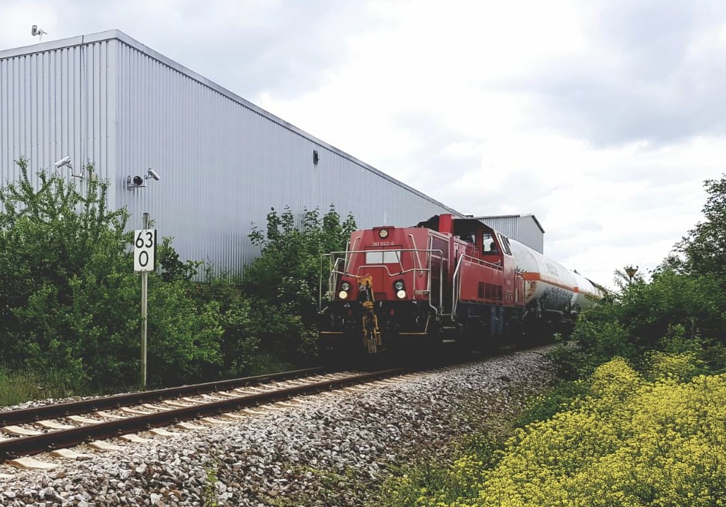 DB 261 042-6 mit der Übergabe von Ebeleben nach Erfurt Gbf, am 25.05.2020 in Erfurt Nord.