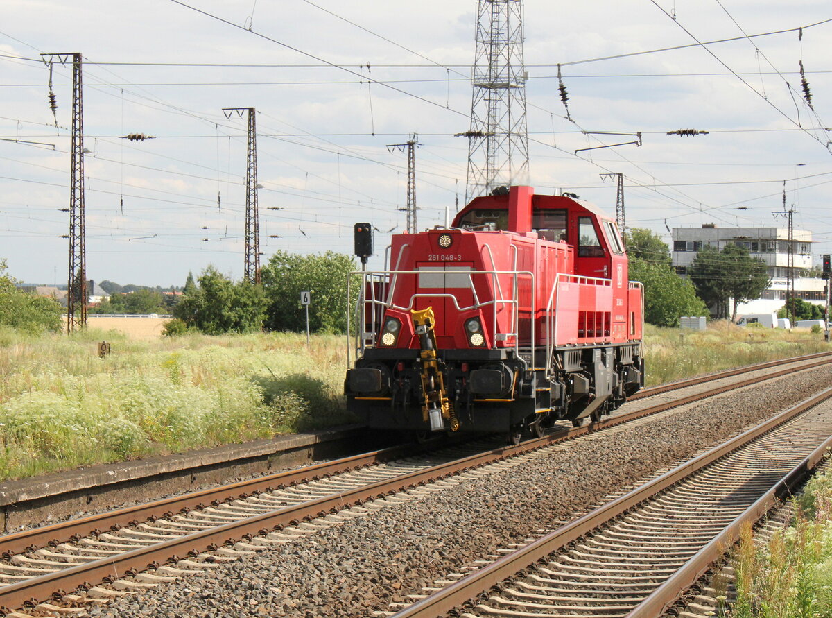 DB 261 048-3 als Tfzf Richtung Merseburg, am 13.07.2022 in Großkorbetha.