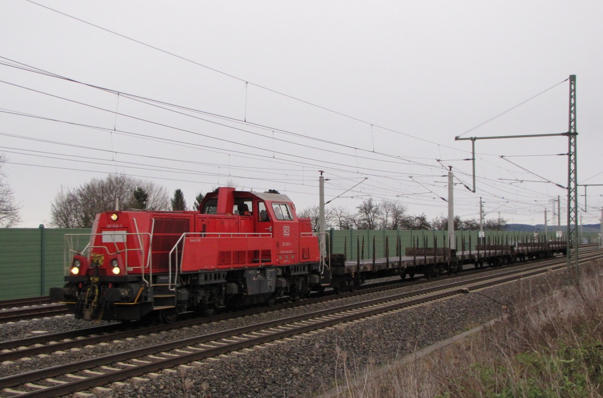 DB 261 048-3 mit vier Wagen Richtung Erfurt, am 13.12.2014 in Azmannsdorf.