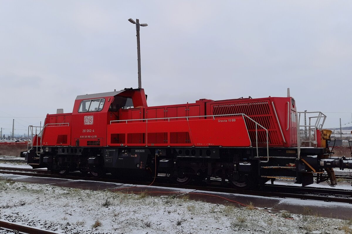 DB 261 062-4 pausierte am 11.12.2022 in Erfurt Gbf. Von einem öffentlichen Weg aus fotografiert.