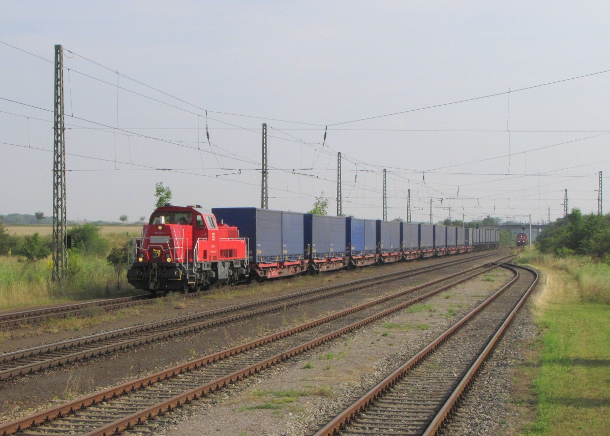 DB 261 065-7 mit dem EK 55201 von Kölleda nach Erfurt Gbf, am 11.07.2014 in Großrudestedt. Hier werden Motorenteile vom MDC-Motorenwerk Kölleda über Erfurt weiter nach Stuttgart transportiert.