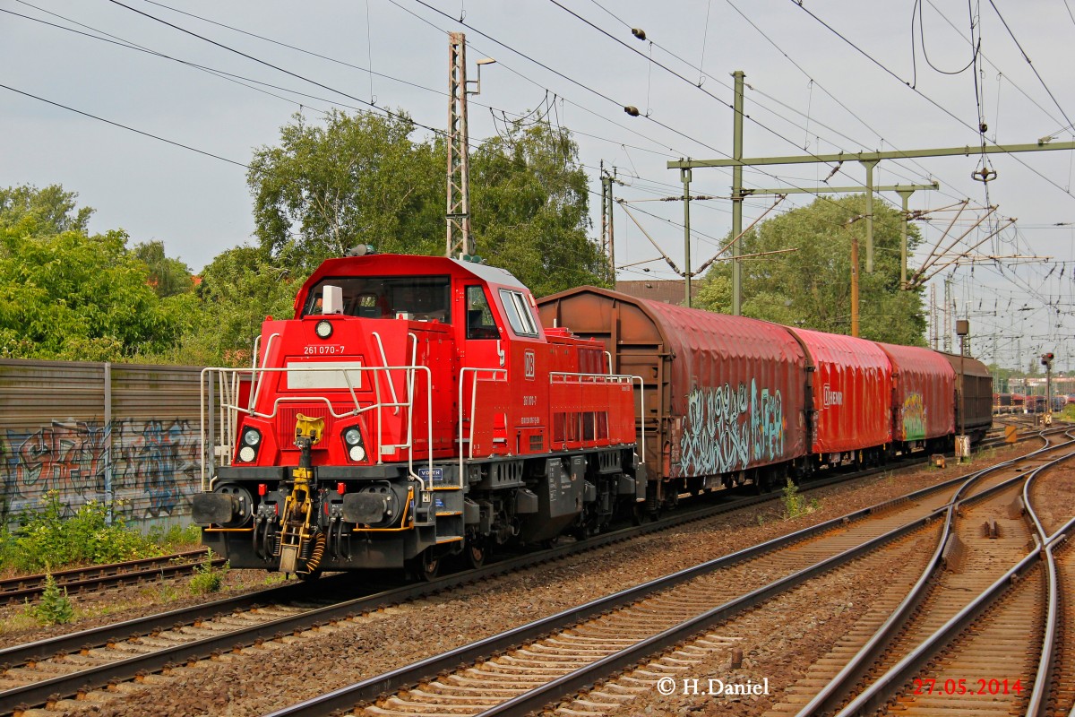 DB 261 070-7 mit G�terzug in Hannover Linden Fischerhof, Mai 2014.