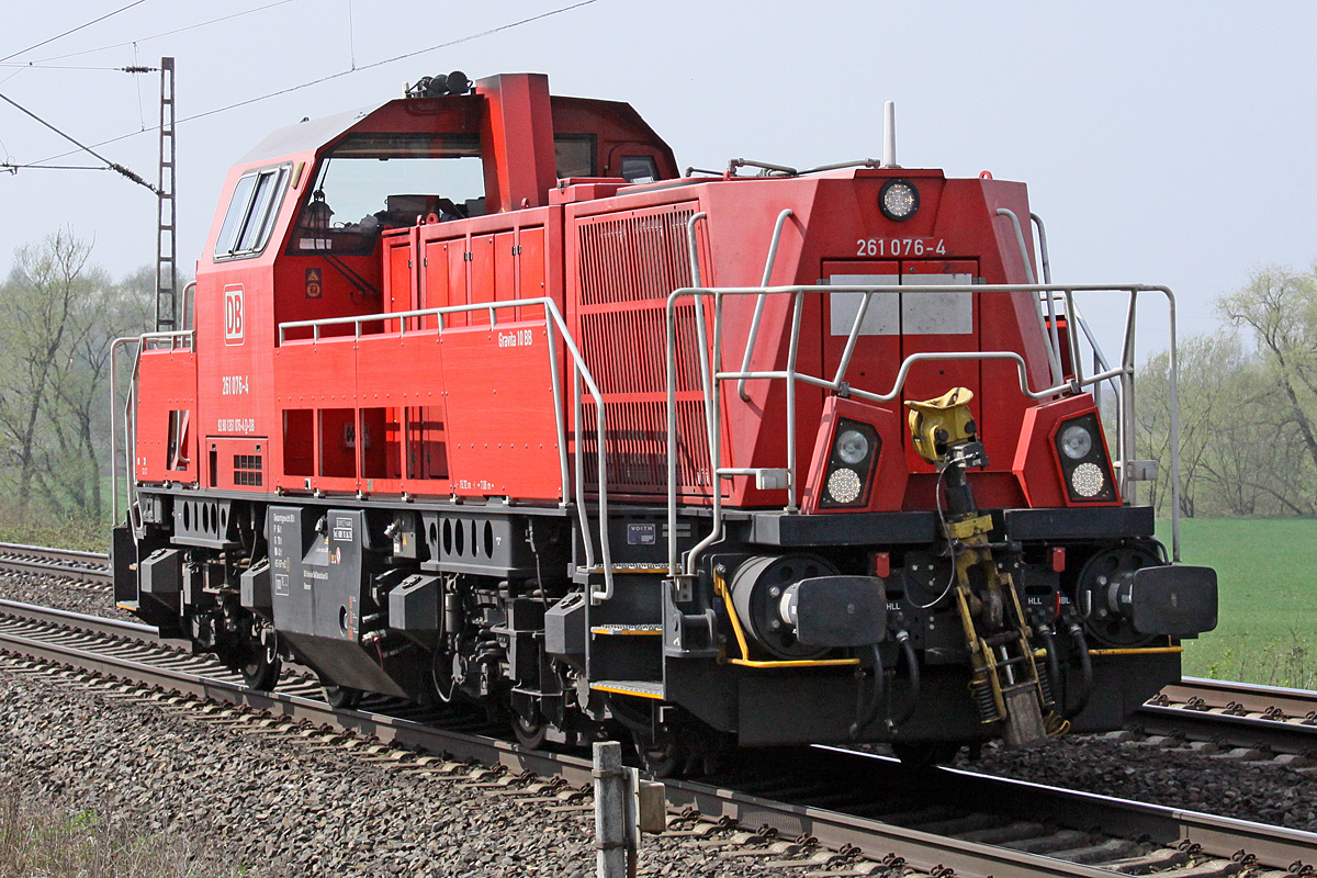 DB 261 076-4 am 14.04.2018  12:53 nördlich von Salzderhelden am BÜ 75,1 in Richtung Hannover