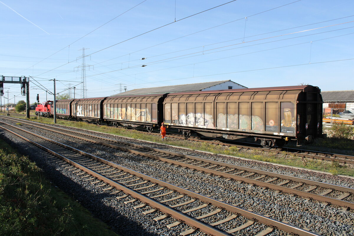 DB 261 082-2 mit einer bergabe vom Gterverkehrszentrum Erfurt nach Erfurt Gbf, am 27.10.2022 in Vieselbach.