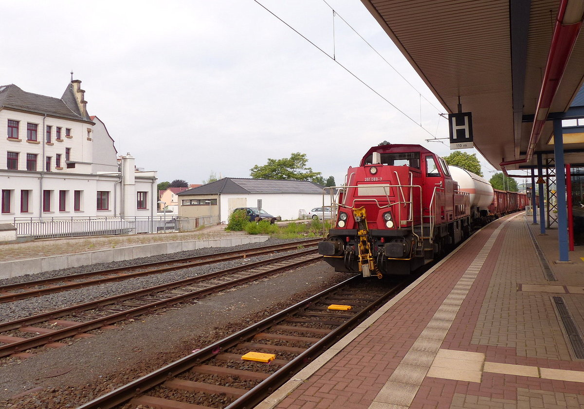 DB 261 089-7 mit einer Übergabe, am 12.06.2018 in Eisenach.