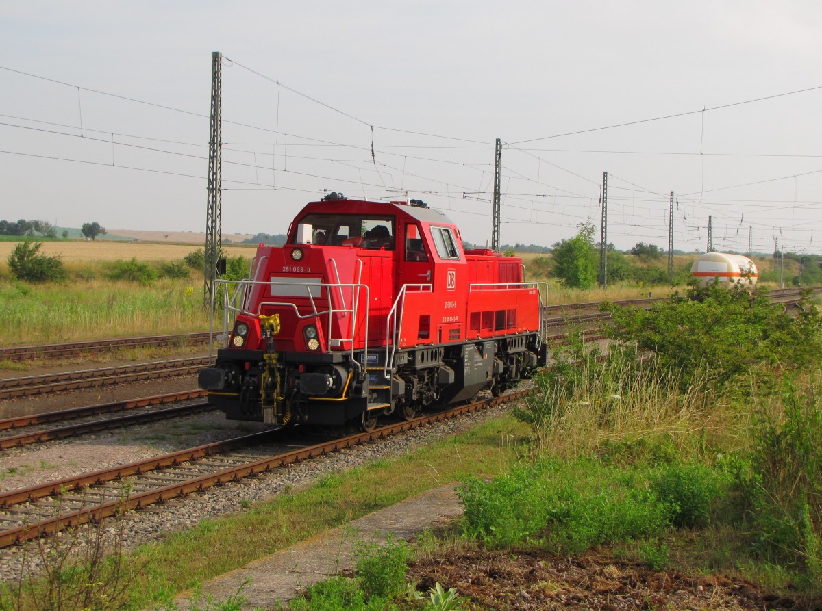 DB 261 093-9 am 11.07.2014 beim umsetzen in Grorudestedt. Sie holte einen Gaskesselwagen bei der Firma Lange GmbH und brachte ihn anschlieend nach Erfurt Gbf.