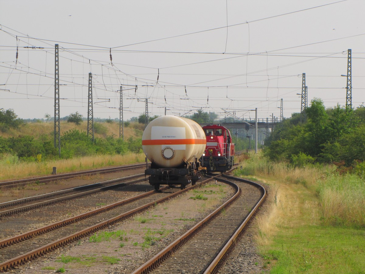 DB 261 093-9 am 11.07.2014 beim umsetzen in Großrudestedt. Sie holte einen Gaskesselwagen bei der Firma Lange GmbH und brachte ihn anschließend nach Erfurt Gbf.