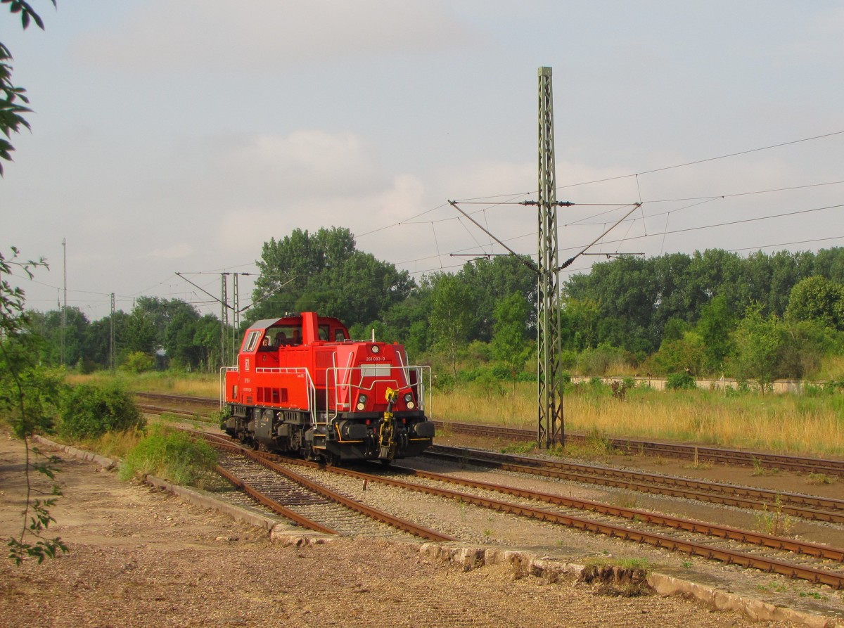 DB 261 093-9 am 11.07.2014 beim umsetzen in Großrudestedt. Sie holte einen Gaskesselwagen bei der Firma Lange GmbH.