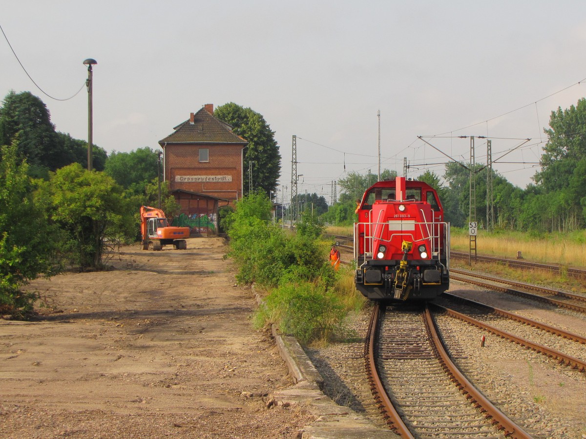 DB 261 093-9 am 11.07.2014 in Großrudestedt bei Erfurt. Sie holte einen Gaskesselwagen bei der Firma Lange GmbH ab.