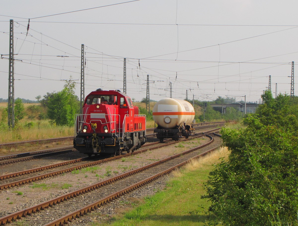 DB 261 093-9 drckte am 11.07.2014 einen Gaskesselwagen aus dem Anschluss der Firma Lange in Grorudestedt. Nach dem umfahren des Wagens geht es mit ihm als EK 55167 nach Erfurt Gbf.