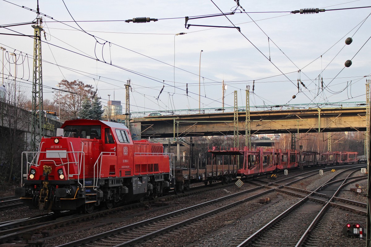 DB 261 098 mit einem Autozug am 17.1.14 in Hamburg-Harburg. 