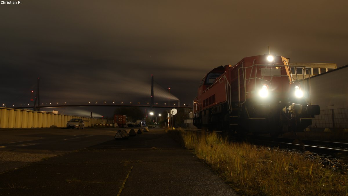 DB 261 099-6 wartet am 11.11.17 gegen 23:45 in Hamburg-Waltershof am Altenwerder Damm auf... rein garnichts ...
Es vergangen ca. 45 min bis sich die Voith Lok dahin begab wo sie herkam, alles in allem eine nutzlose Aktion.
Die natürlich sofort auf dem sehr selten befahrenem Gleis fest gehalten wurde.
