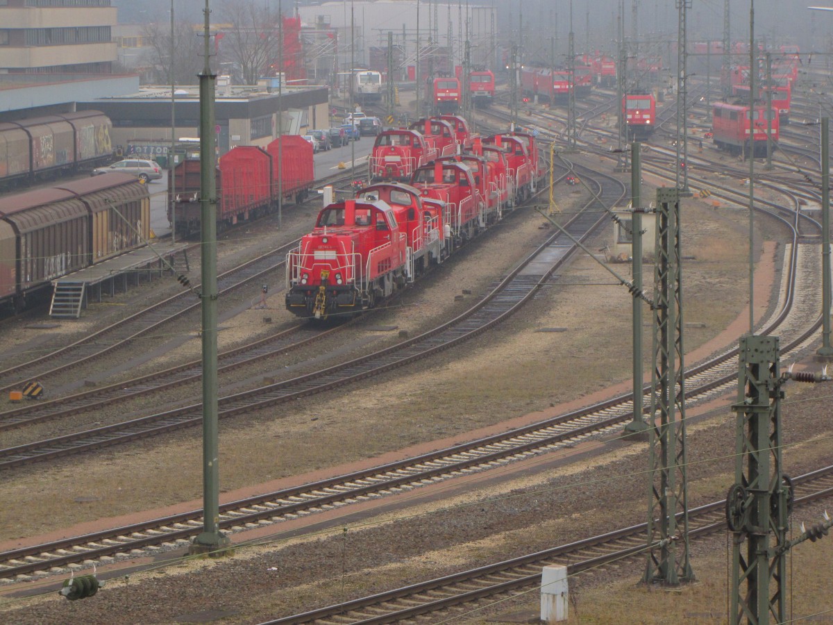 DB 261 104-4 und weitere abgestellte Loks, am 19.02.2016 in Maschen.