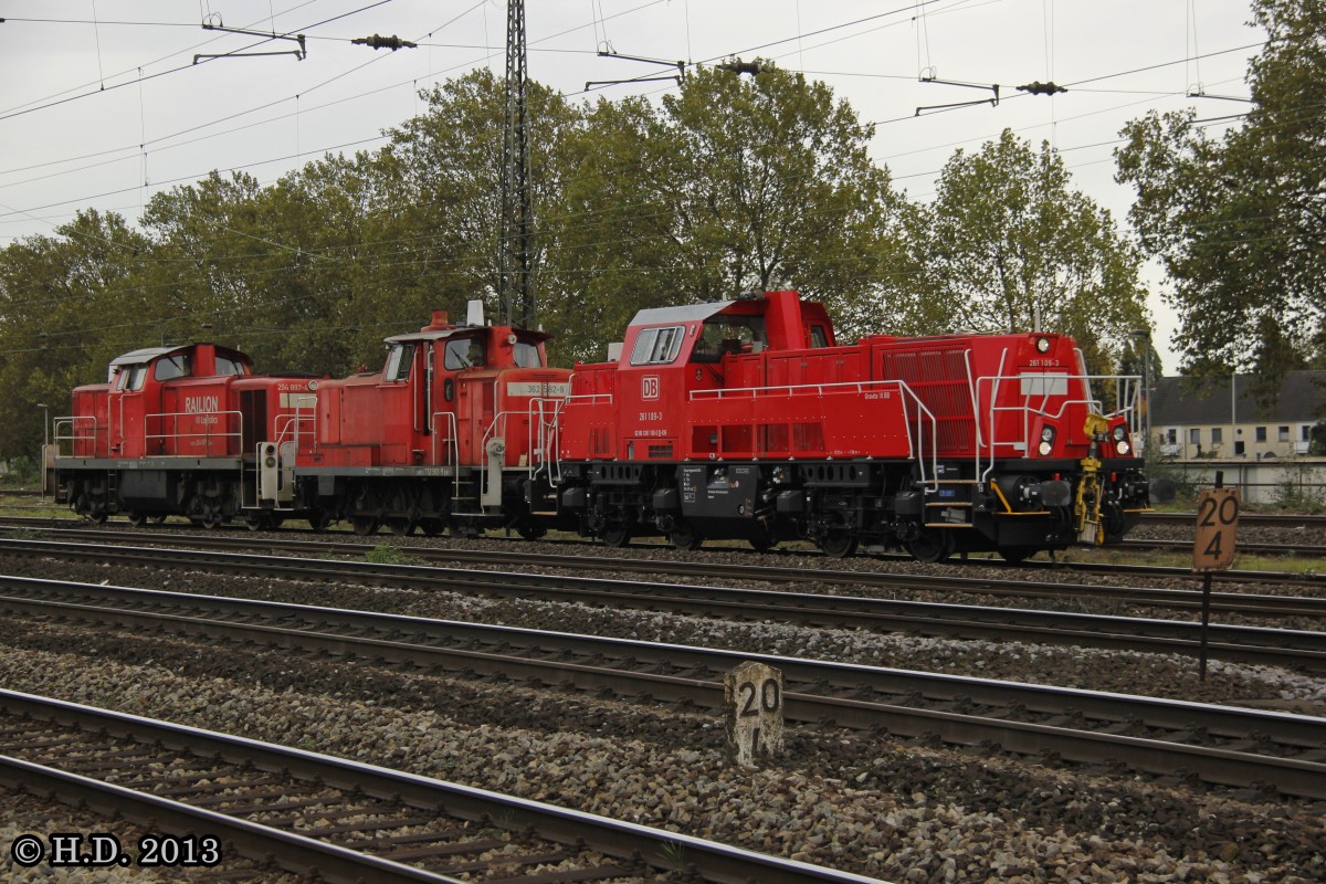 DB 261 109-3 mit DB 362 582-9 und DB 294 897-4 Railion in Oberhausen Osterfeld S�d, Oktober 2013.