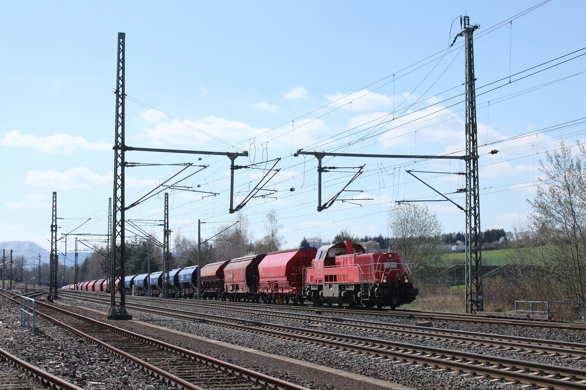 DB 265 001-8 mit einem Kalizug aus Heringen, am 05.04.2023 bei der Einfahrt in den Übergabebahnhof Gerstungen.