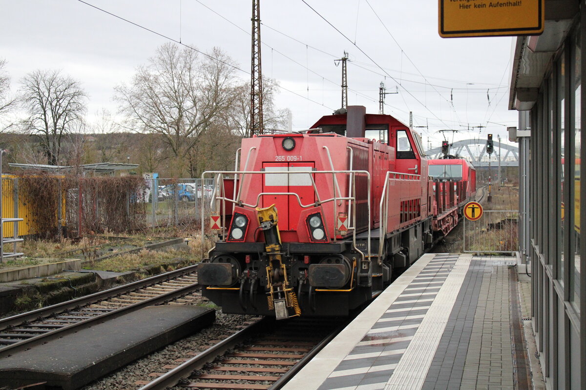 DB 265 009-1 wurde am 02.01.2024 in Naumburg (S) Hbf von der DB 187 171 und zwei Samms-Wagen Richtung Bad Ksen berfhrt.