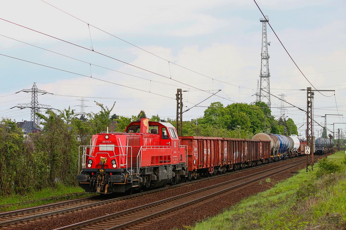 DB 265 010-9 mit Güterzug in Ahlten, Mai 2017.
