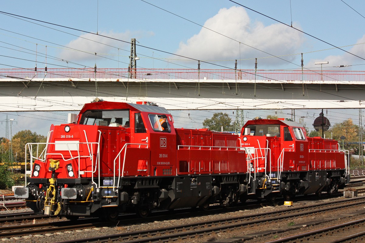 DB 265 016 und DB 265 022 am 24.10.13 beim Kopf machen in Duisburg-Entenfang.