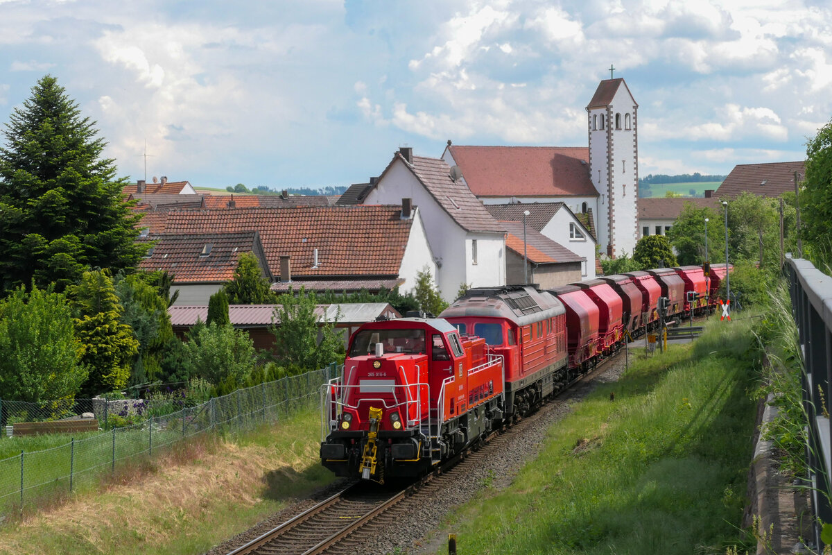 DB 265 016 mit defekter DB 232 528 und Kalizug nach Gerstungen am 04.06.2021 in Widdershausen. 