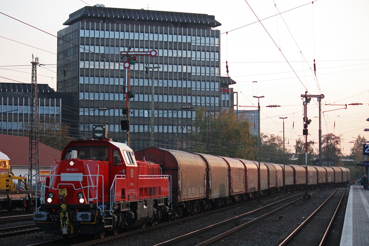 DB 265 022 am 15.11.13 mit einem Stahlzug in Düsseldorf-Rath.