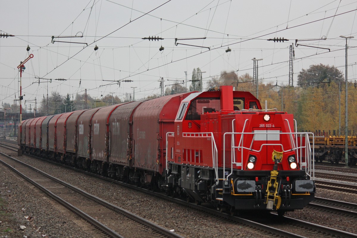 DB 265 022 am 22.11.13 mit einem Stahlzug in Düsseldorf-Rath.