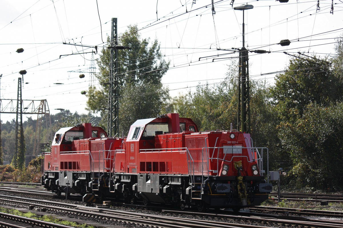 DB 265 022 und DB 265 016 am 24.10.13 beim Kopf machen in Duisburg-Entenfang.