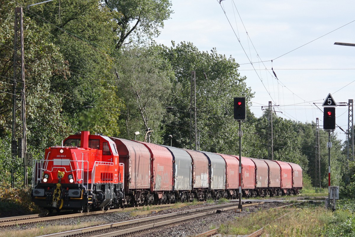 DB 265 023 am 17.9.13 mit einem Stahlzug in Ratingen-Lintorf.